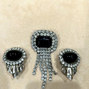 Art deco faux rhinestone matching set: broach & clip-on onyx earrings.
